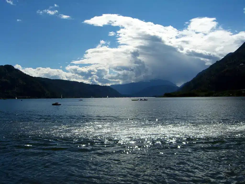Boote am Ossiacher See, Berge im Hintergrund