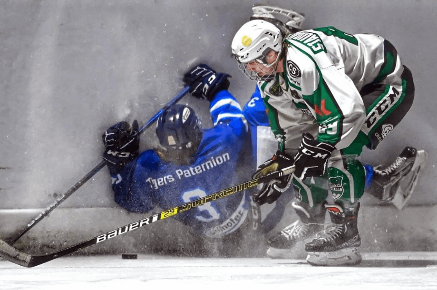 Spielgemeinschaft ECF Feld am See/DSG Ledenitzen Spieler kämpft um jeden Zentimeter