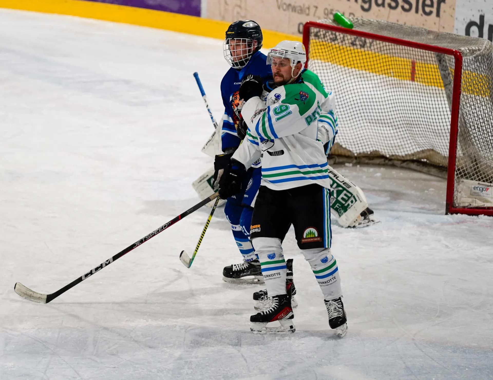 Verteidiger Peterschitz P. mit gegnerischen Spieler im Zweikampf