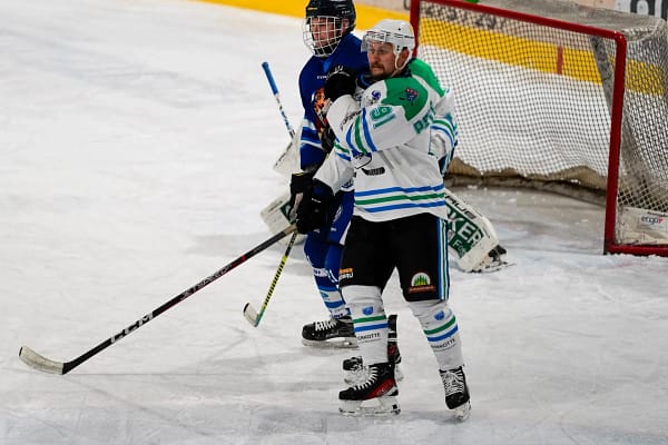 Verteidiger Peterschitz P. mit gegnerischen Spieler im Zweikampf