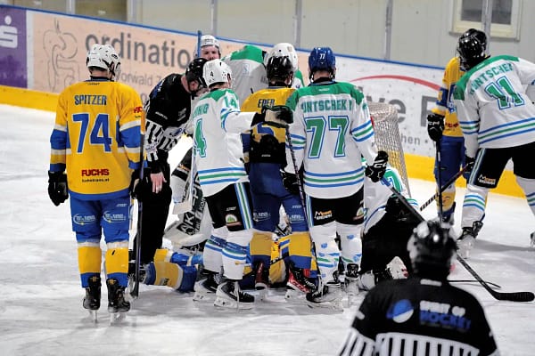Traubenbildung vor dem Tor beim Eishockey Spiel